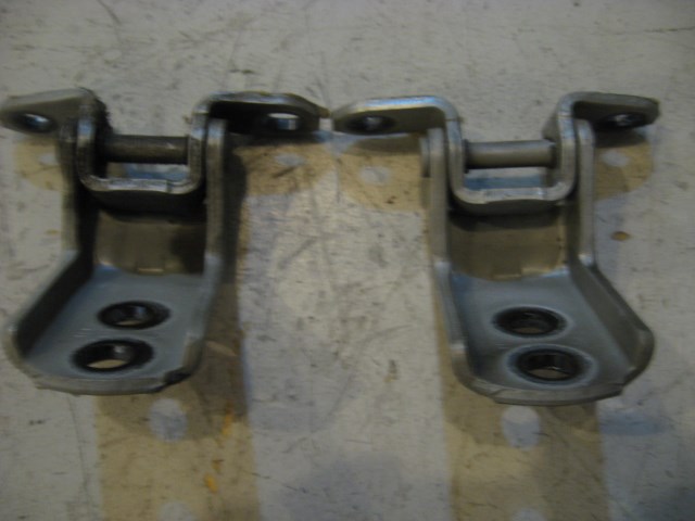 03 Infiniti G35 Front RH Passenger Door Hinges  R11567