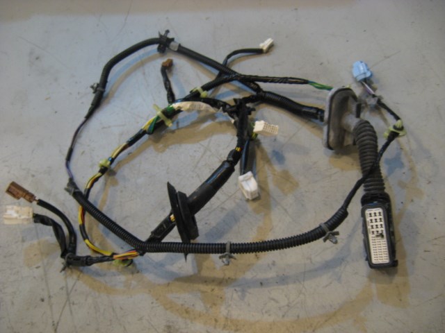 03 Infiniti G35 Front RH Passenger Door Harness  R11588