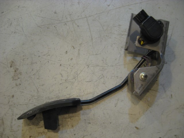 03 Infiniti G35 Gas Pedal  R11595