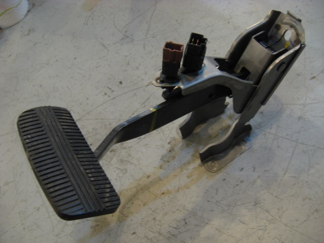 03 Infiniti G35 Sedan Brake Pedal Assy  R11612
