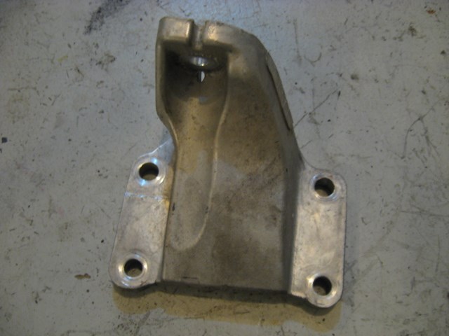 03 Infiniti G35 RH Passenger Engine Bracket  R11884