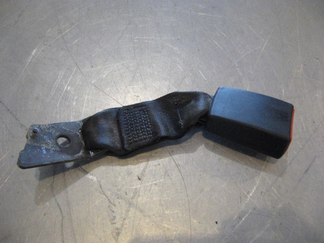 2000 BMW 528i Rear Center Seat Belt Buckle