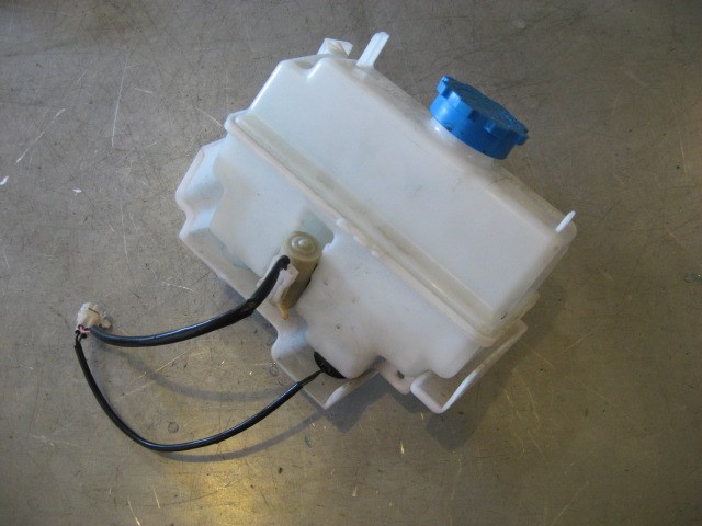2005 Subaru STI Sprayer Reservoir And Pump