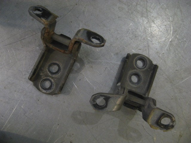 2004 Infiniti G35 RH Front Door Hinge