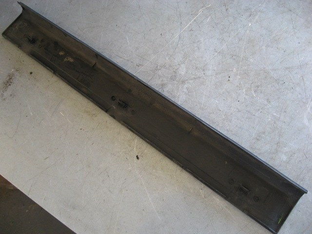 2004 Infiniti G35 Sedan Front RH Door Sill Kick Plate OEM