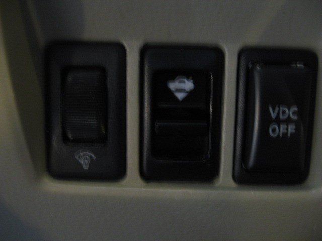 2004 Infiniti G35 LH Knee Bolster With Many Switches