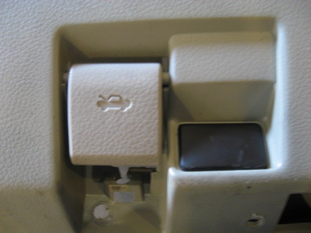 2004 Infiniti G35 LH Knee Bolster With Many Switches