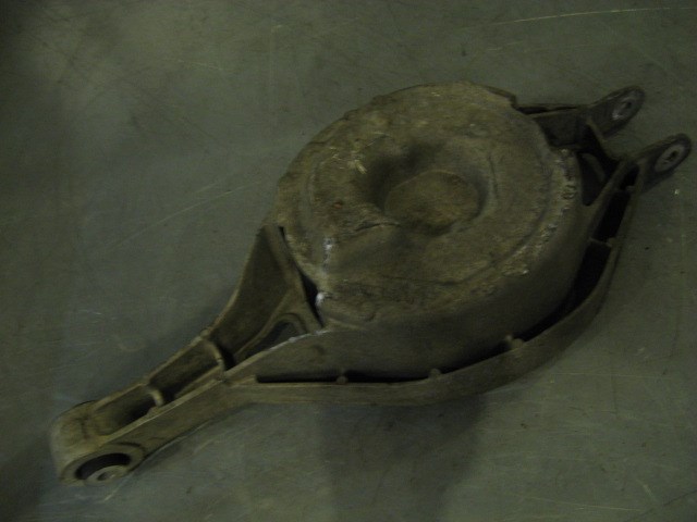  	2004 Infiniti G35 RH Rear Lower Control Arm/Spring Cup