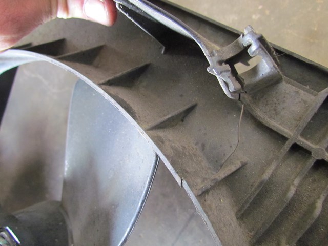 2004 Infiniti G35 Radiator Fan Assembly (Minor Crack, See Pictures)