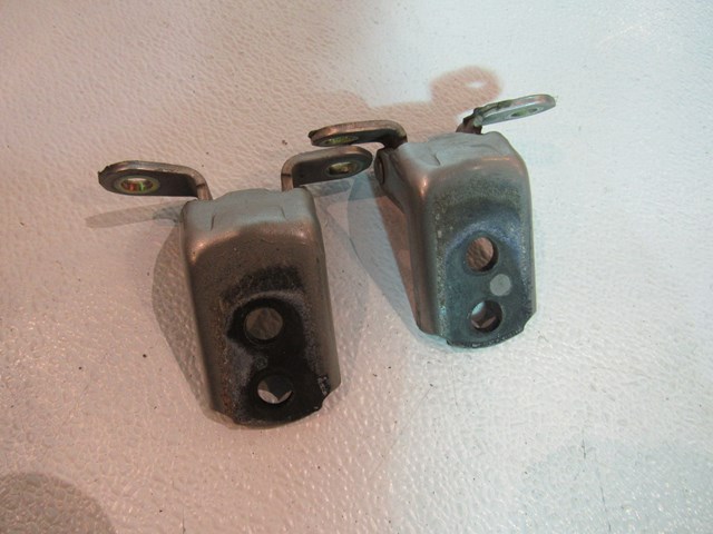 2005 Infiniti G35 Sedan Front RH Door Hinge Set