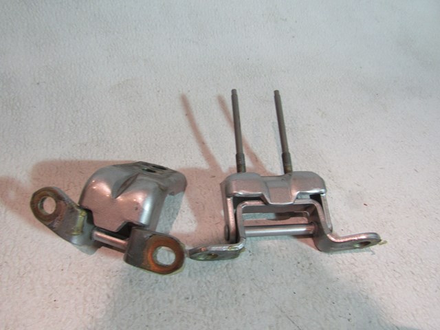 2005 Infiniti G35X RH Rear Door Hinge Set