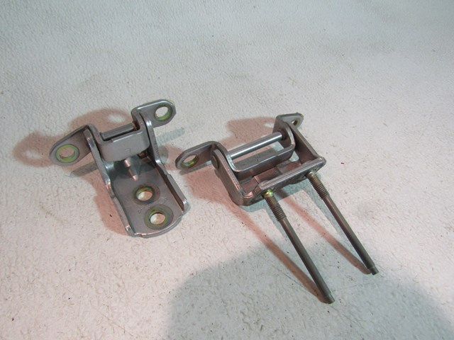 2005 Infiniti G35X RH Rear Door Hinge Set