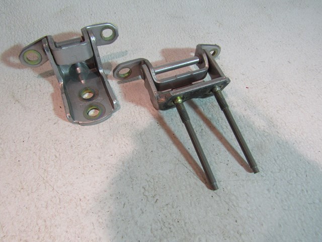 2005 Infiniti G35X RH Rear Door Hinge Set