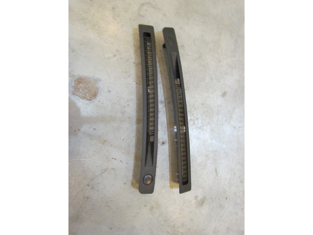2003 Infiniti M45 Dash Defrost Vent Set 68742AG003 & 68743AG001
