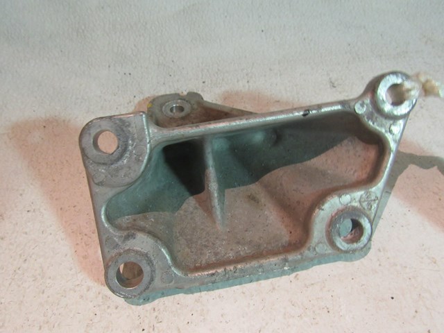 2003 2004 Infiniti M45 LH Engine Mount Engine Bracket 