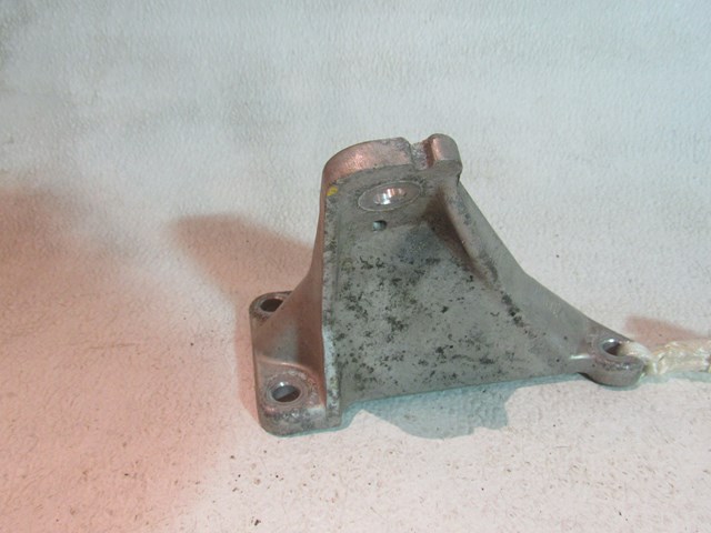 2003 2004 Infiniti M45 LH Engine Mount Engine Bracket 
