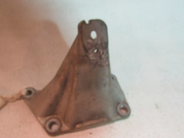 2003 2004 Infiniti M45 LH Engine Mount Engine Bracket 