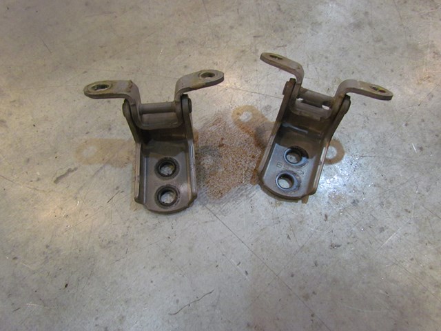 2006 Infiniti G35x Front RH Door Hinge Set