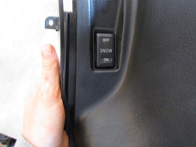 2006Infiniti G35X LH Center Console Trim Panel 68135 AC700