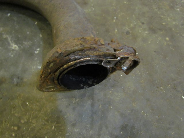 2006 Infiniti G35X Sedan Exhaust Resonator. Flange Rusted