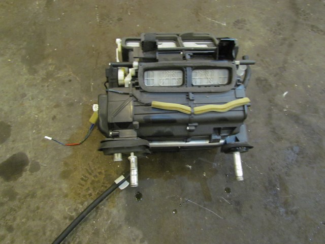 2006 Infiniti G35X Heater Core Assembly 27110 AM610