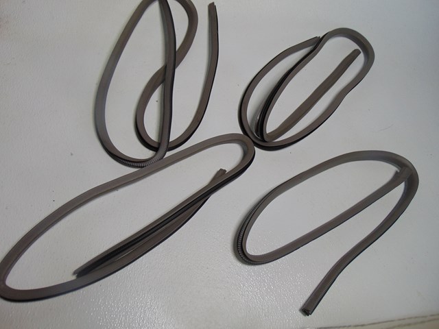 2004 Subaru Forester Upper Door Seam Seal Set