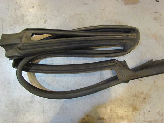 2004 Subaru Forester XT RH Passenger Window Seal 