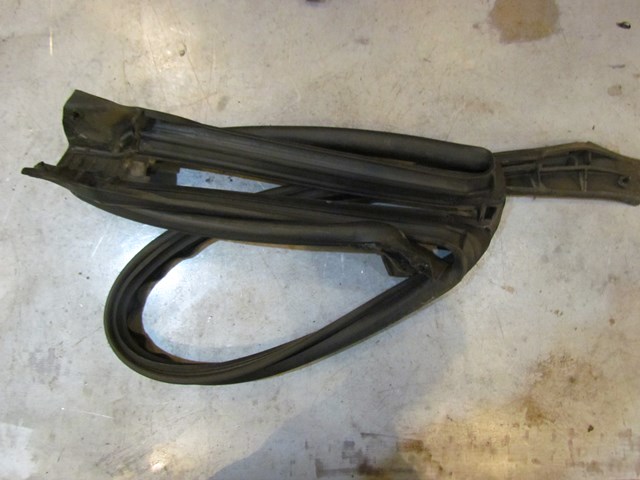 2004 Subaru Forester XT LH Driver Window Seal 