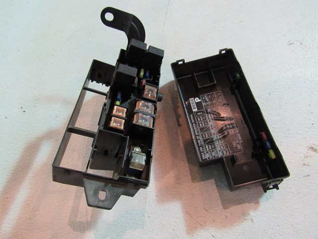 2004 Subaru Forester XT Under Hood Fuse Box 82231SA200