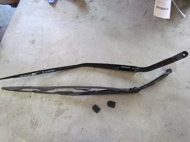 2008 Infiniti G35x Wiper Arm Set
