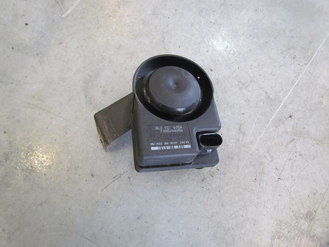 2004 Audi A8L D3 Anti-Theft Alarm Horn 8L0 951 605A