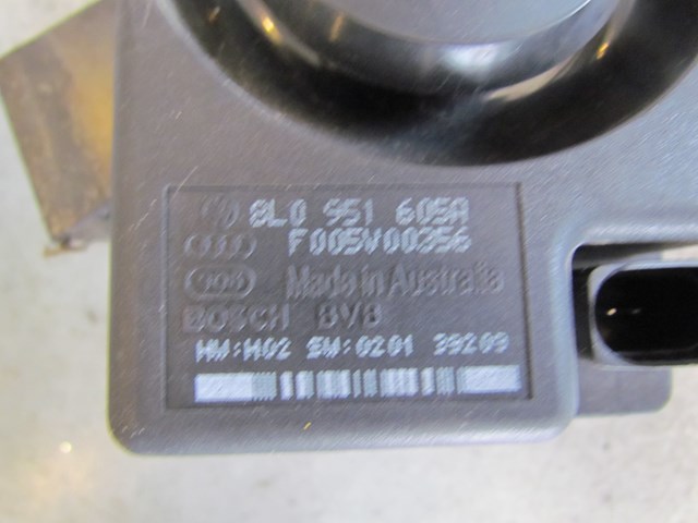 2004 Audi A8L D3 Anti-Theft Alarm Horn 8L0 951 605A