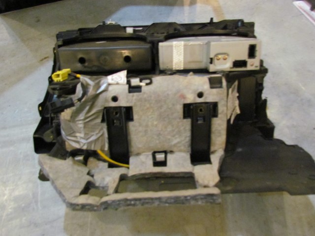 2004 Audi A8L D3 Glove box with Disc Changer