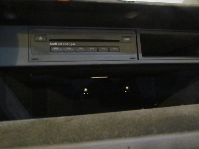 2004 Audi A8L D3 Glove box with Disc Changer
