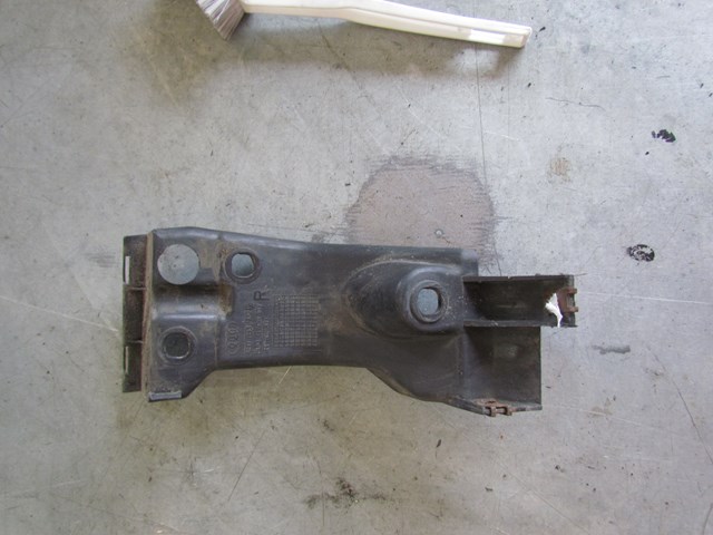 2004 Audi A8L Front RH Side Skirt Mount 4E0 853 922 C