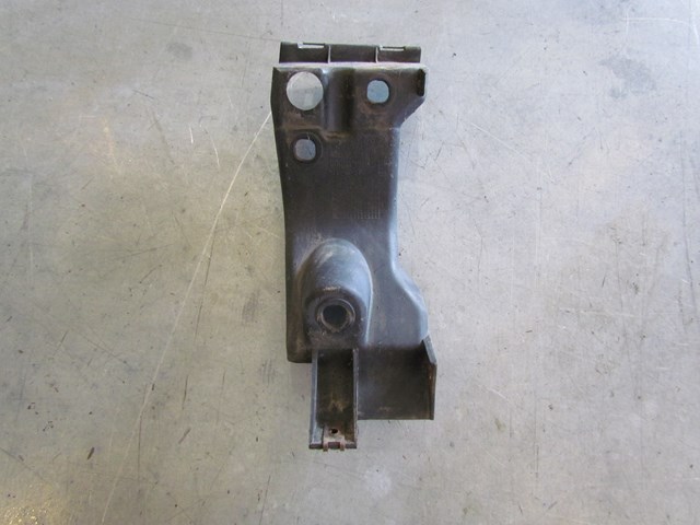  2004 Audi A8L Front LH Side Skirt Mount 4E0 853 921 C