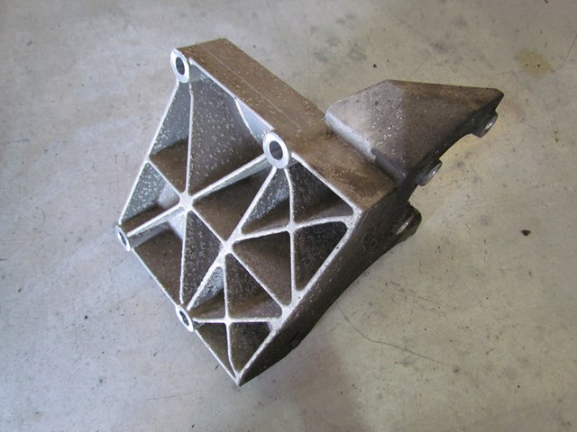 2004 Audi A8L D3 Power Steering Pump Bracket 077 260 885