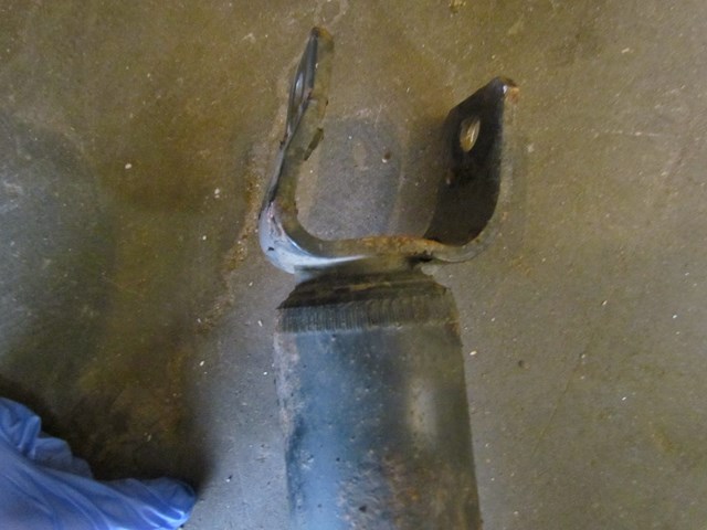 2004 Audi A8L D3 Rear LH Air Strunt-Mouting Bracket BENT