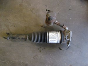 2004 Audi A8L D3 Rear LH Air Strunt-Mouting Bracket BENT