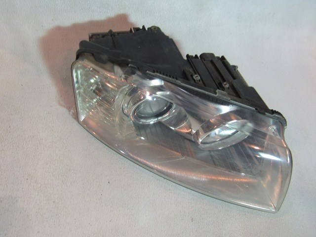 2004 Audi A8L RH Passenger Headlight - see description