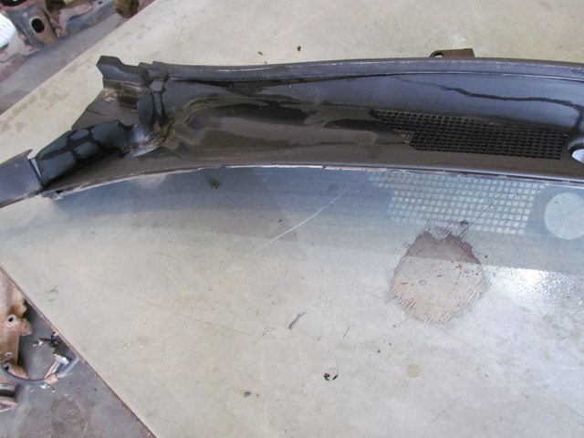 2011 Infiniti M37 RH LH Windshield Wiper Cowl OEM