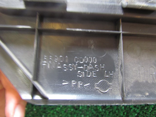 2004 Nissan 350z LH Lower Kick Panel Fuse Box Cover 66901 CD000