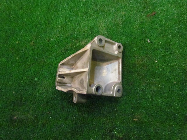 2004 Nissan 350z LH Engine Mount Motor Mount On Engine