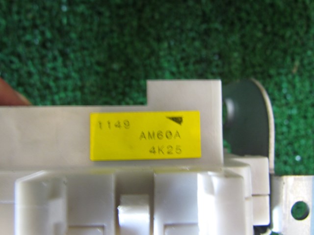 2005 Infiniti G35 Sedan A/T Interior Fuse Box 