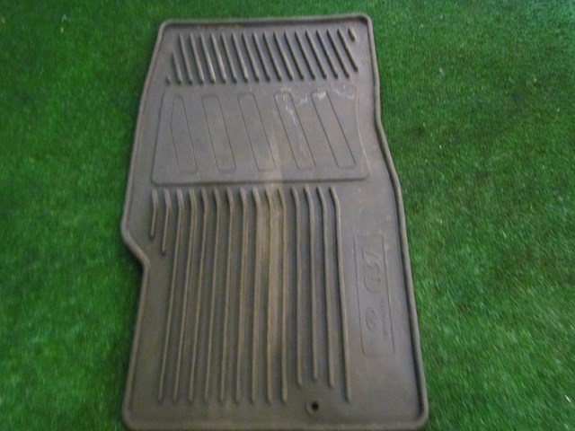 2011 Infiniti G37x Sedan Front RH Passenger Rubber Floor Mat