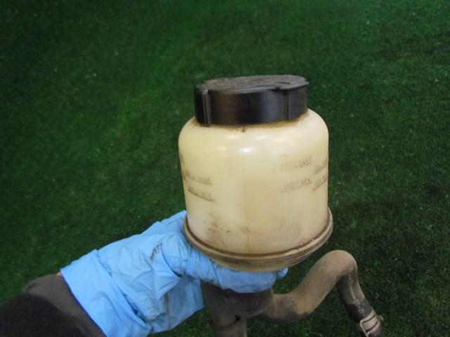 2003 Nissan 350z Power Steering Reservoir w/Lines