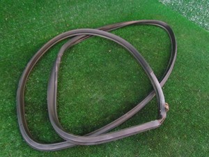 2008 Infiniti G35xS Rear RH Passenger Door Seal on Body 