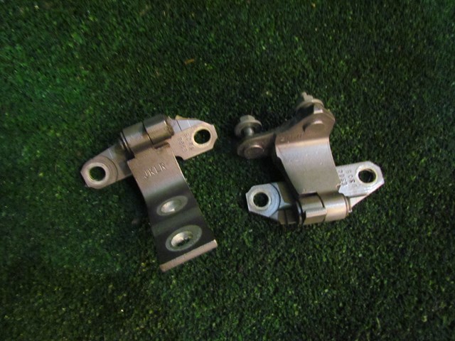 2008 Infiniti G35xS Rear RH Passenger Door Hinge Set