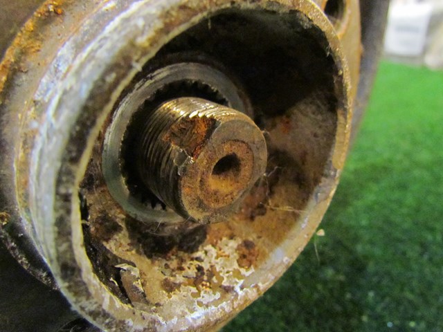 2007 BMW M6 Convertible Rear Driver Spindle Axle