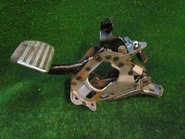 2008 Infiniti G35xS Brake Pedal